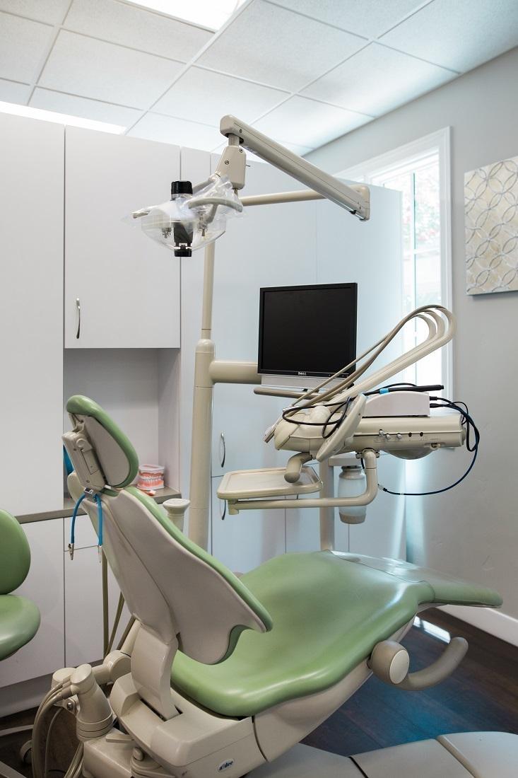 Dental chair with tools and light around it | Dentist 95032